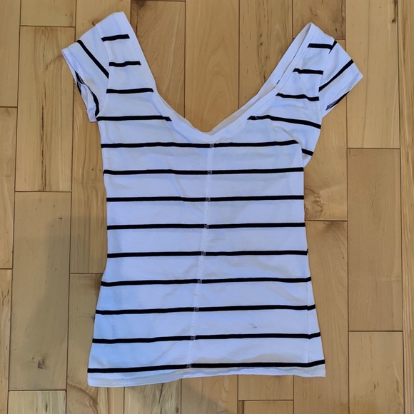 Off-shoulder Striped T-Shirt - Picture 3 of 4